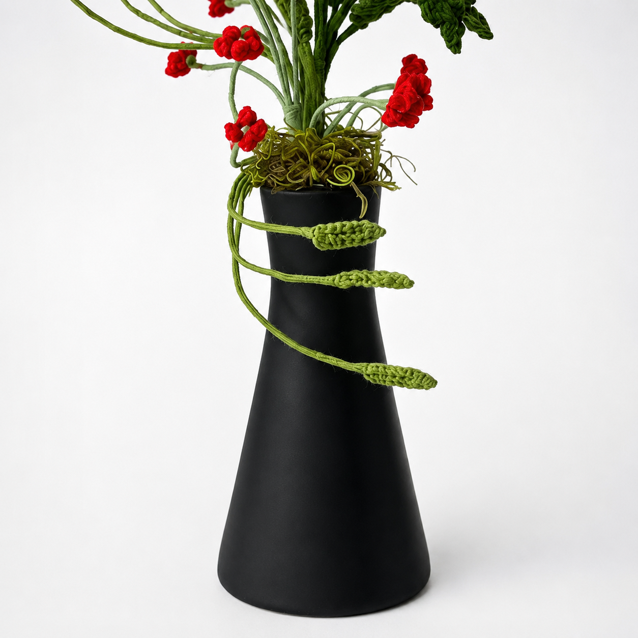 Hand-knitted black rose flowers | Elegant knitted bouquet home decoration | Modern Gothic style artificial knitted flower center decoration, suitable for living room, office and gift