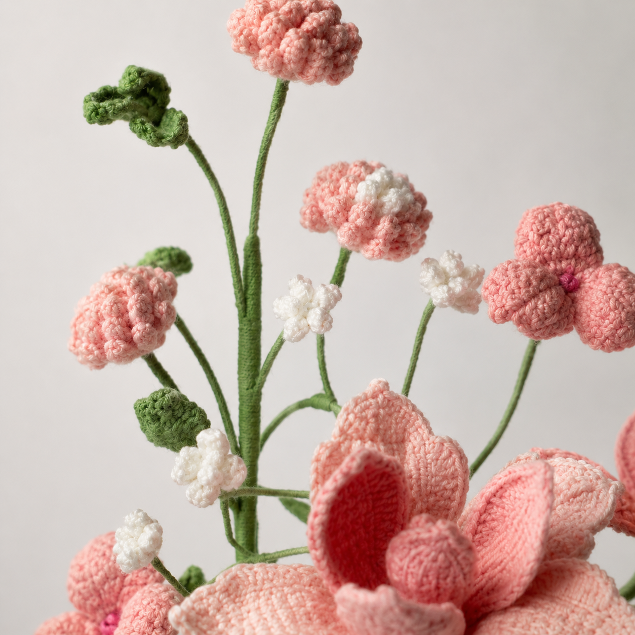 Hand-knitted pink late summer bouquet | Knitted artificial flower arrangement | Decorative home and office desk center decoration | Eternal yarn bouquet gift, suitable for women, mothers and room decoration