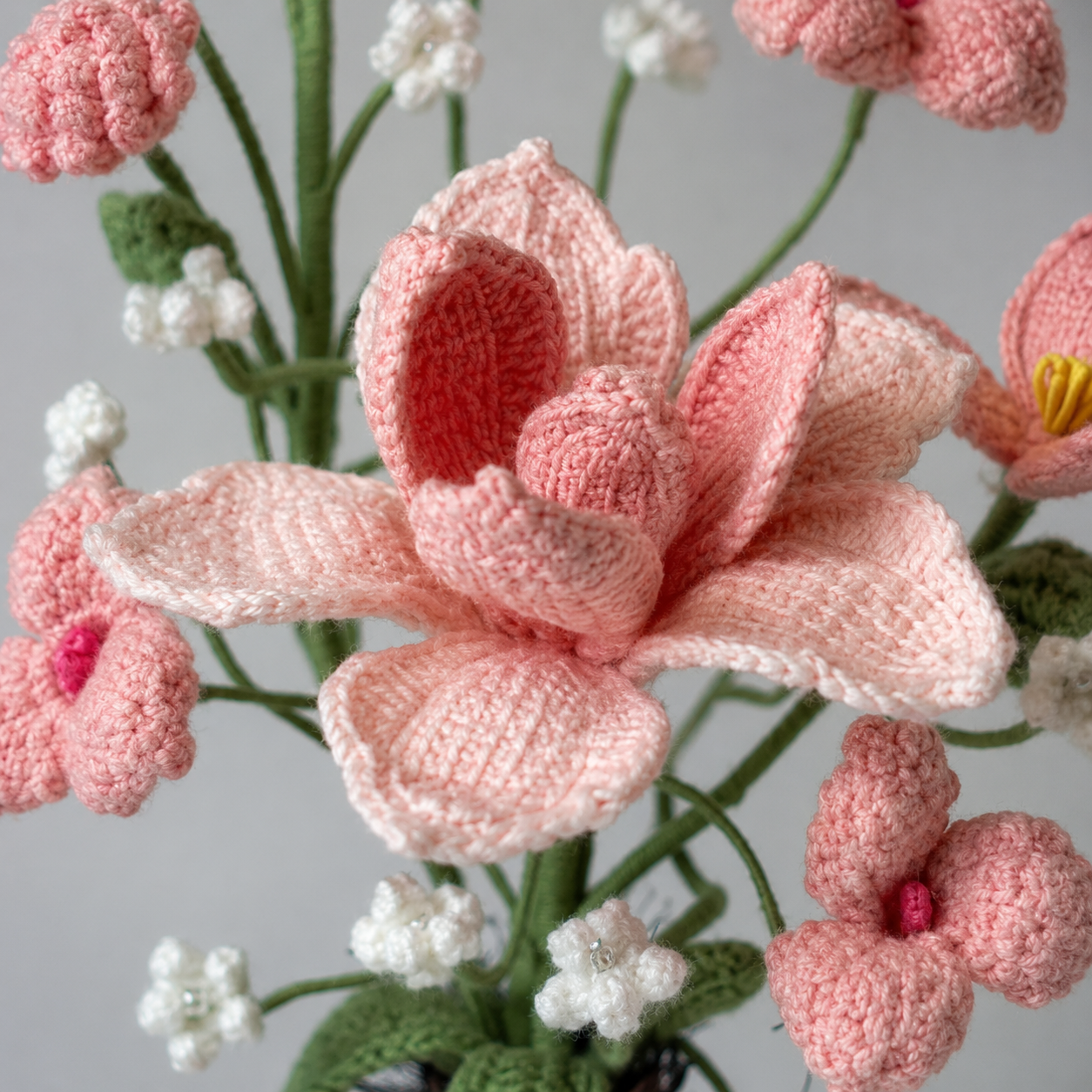 Hand-knitted pink late summer bouquet | Knitted artificial flower arrangement | Decorative home and office desk center decoration | Eternal yarn bouquet gift, suitable for women, mothers and room decoration