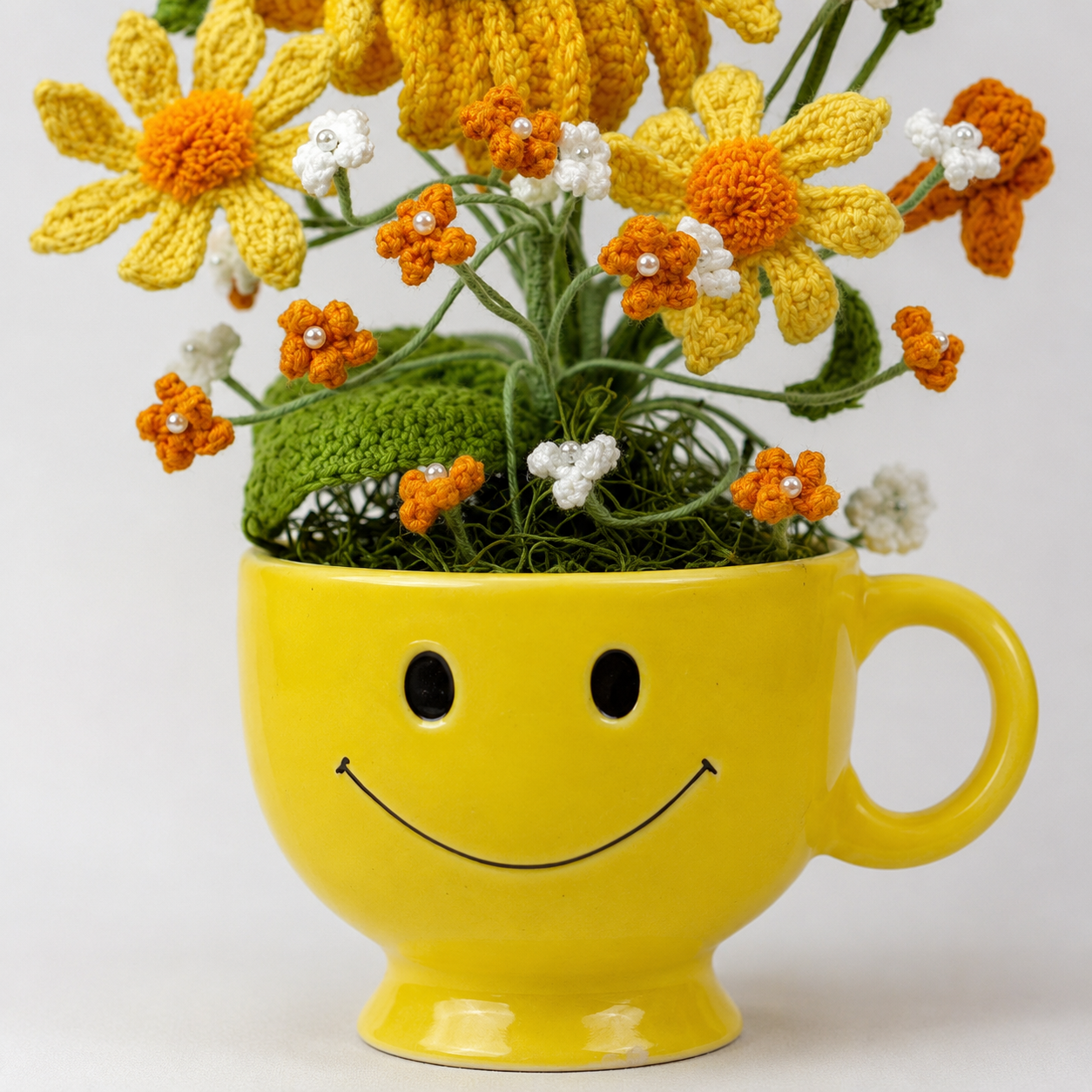 Handmade Crochet Flower Mug Planter Decor – Cute Smiley Ceramic Cup with Knitted Sunflower Bouquet – Home Desk, Office & Living Room Aesthetic Floral Arrangement Gift